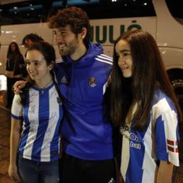 LLEGADA A MADRID. Granero fotografiándose con aficionados ayer en Madrid.