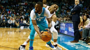 Kemba Walker, base de los Charlotte Hornets, trata de superar la defensa de Russell Westbrook durante el partido de los Oklahoma City Thunder disputado en el Spectrum Center (Carolina del Norte).