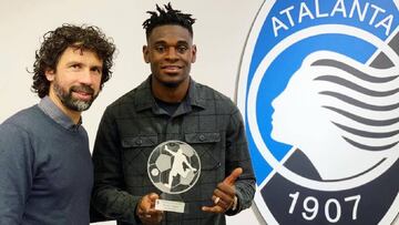 El delantero colombiano recibió el premio al mejor jugador de la Serie A en el mes de diciembre