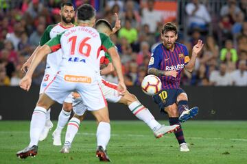 Leo Messi anota el gol 1-0 en un lanzamiento de falta, un gol que se convierte en el gol 6000 del Barcelona 