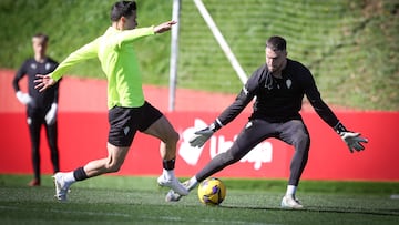 10-04-25. RUBÉN YÁÑEZ, ANTE GASPAR, EN UN ENTRENAMIENTO DEL SPORTING EN MAREO.