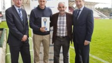 Quique Setién posa en el centro con su trofeo en la mano.