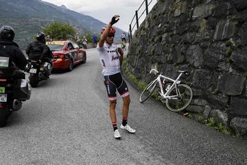 Alberto Contador llamando al coche de su equipo tras salirse la cadena de su bicicleta. 