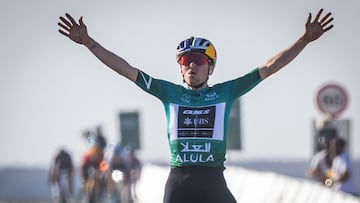 Pidcock celebra su victoria en la 4ª etapa del AlUla Tour 2025.
