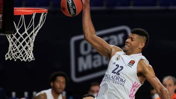 MADRID, 18/01/2021.- El pívot caboverdiano del Real Madrid Walter 'Edy' Tavares trata de machacar el aro durante el encuentro aplazado de la decimonovena jornada de la Euroliga entre Real Madrid y Estrella Roja, este lunes en el WiZink Center de Madrid. EFE/Fernando Alvarado