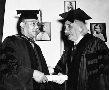 Einstein recibe un doctorado honoris causa de manos de Horace Mann Bond, presidente de la Universidad de Lincoln.