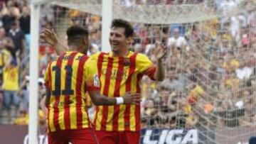 Neymar y Messi celebran uno de los goles del Barcelona.