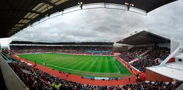 El Britannia Stadium es un estadio de fútbol de Stoke-on-Trent, Inglaterra. Este es el campo del Stoke City. El club había jugado en Victoria Ground hasta 1997 y la mudanza fue obra del entonces presidente Jez Moxey. El gerente del club en este tiempo era Chic Bates. Al principio fue una propiedad compartida entre el Stoke City, el ayuntamiento de Stoke-on-Trent y la empresa Stoke-on-Trent Regeneration Ltd. Sin embargo, el Stoke City compró toda la propiedad del estadio en un acuerdo de 6 millones de GBP con fecha de diciembre de 2007.
El nuevo estadio acoge a 28.383 espectadores, teniendo la asistencia más alta registrada en taquilla contra el Everton en la 3ª Ronda de la FA Cup de 2002. El 'away end' recibe un máximo de 4.800 seguidores visitantes. Debido a que tiene un aforo menor de 30.000, no puede optar a ser un estadio de 4 estrellas de la UEFA. Si tuviera mayor capacidad, reuniría todos los requisitos necesarios para ser un estadio de 4 estrellas de la UEFA. El voladizo del Estadio tiene cuatro secciones, pero sólo hay un córner cerrado. El primer gol en el estadio fue obra de Graham Kavanagh para el Stoke en un partido de la Copa de la Liga contra Rochdale.