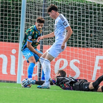 Jacobo Ortega se topa con Loscos en el Real Madrid C - Melilla.