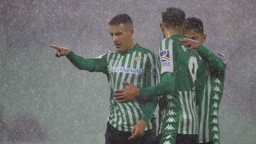 Tello, tras anotar un gol.