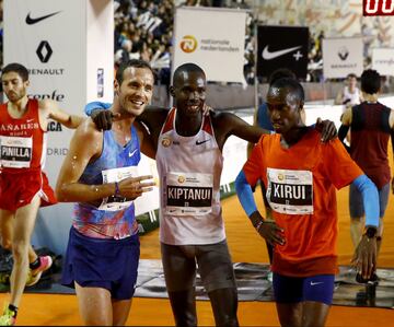 Eric Kiptanui, Amos Kirui y Toni Abadía tras lograr la primera, segunda y tercera posición respectivamente en la San Silvestre Vallecana.