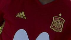 Un barcelonés dona camisetas de la Selección a la Guardia Civil