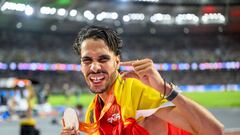 Mohamed Katir celebra su medalla de plata en los 5.000 metros de los Mundiales de Budapest, enfundado en la bandera de España.
