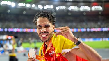 Mohamed Katir celebra su medalla de plata en los 5.000 metros de los Mundiales de Budapest, enfundado en la bandera de Espa?a.