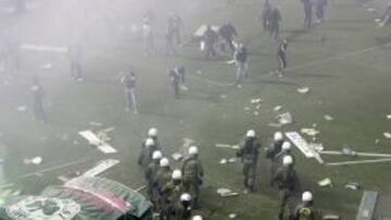 El derbi de Atenas se suspende por violencia entre aficiones