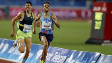 Adel Mechaal of Spain (L) Abdalaati Iguider of Morocco ( derecha) pelea por la victoria con el marroqu&iacute; Iguider. 