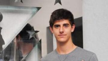 <b>CONTENTO. </b>Courtois posa delante del escudo del Atlético. Él es feliz en Madrid y en el club están encantados con su rendimiento.