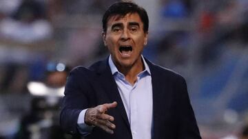 Gustavo Quinteros da instrucciones frente a Iquique.