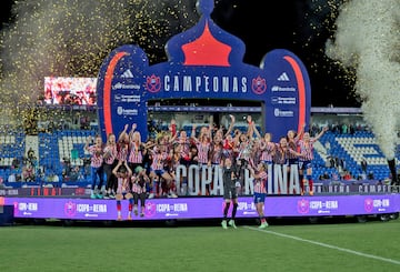 El Atlético de Madrid, campeonas de la Copa de la Reina tras ganar al Real Madrid en la tanda de penaltis.