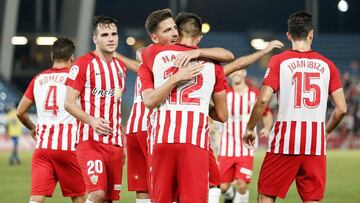 Los jugadores del Almería celebran un gol.