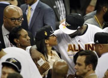 LeBron James, su madre Gloria James y su esposa, Savannah.