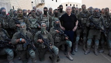 Israeli Prime Minister Benjamin Netanyahu poses for a photo with soldiers as he visits an Israeli army base in Tze'elim, Israel November 7, 2023. Israeli Government Press Office/Haim Zach/Handout via REUTERS THIS IMAGE HAS BEEN SUPPLIED BY A THIRD PARTY. MANDATORY CREDIT