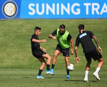 Alexis Sánchez vivió su primera práctica con el Inter. Se saludó con sus nuevos compañeros y se notó muy feliz en cada movimiento.