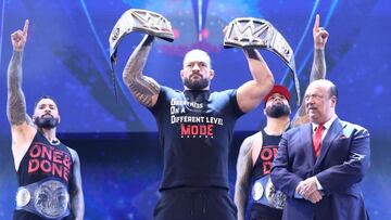 Roman Reigns, The Usos y Paul Heyman en Raw After Mania.