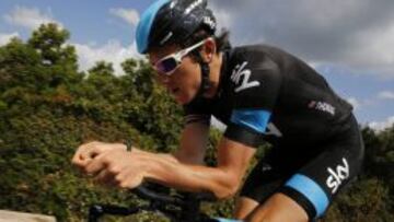 El ciclista británico del equipo Sky Cristopher Froome sufrió una caida sin consecuencias.