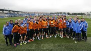 FOTO DE FAMILIA. Cristiano posa con el Bal&oacute;n de Oro junto a los jugadores de la primera plantilla (21), dos canteranos y los t&eacute;cnicos y los ayudantes (22). Falta Zidane.
 