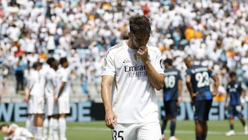 CHARLOTTE (United States), 22/06/2025.- Real Madrid defender Raul Asencio walks off the pitch after receiving a red card from bringing down Pachuca forward Jose Salomon Rondon during the FIFA Club World Cup 2025 match between Real Madrid and Pachuca in Charlotte, North Carolina, USA, 22 June 2025. (Mundial de Fútbol) EFE/EPA/ERIK S. LESSER