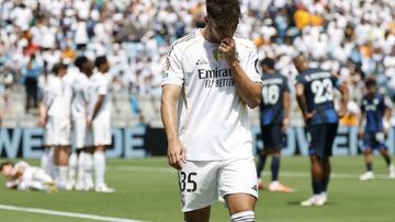 CHARLOTTE (United States), 22/06/2025.- Real Madrid defender Raul Asencio walks off the pitch after receiving a red card from bringing down Pachuca forward Jose Salomon Rondon during the FIFA Club World Cup 2025 match between Real Madrid and Pachuca in Charlotte, North Carolina, USA, 22 June 2025. (Mundial de Fútbol) EFE/EPA/ERIK S. LESSER