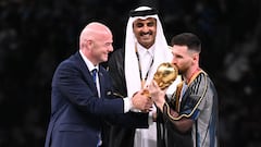 Momento en que Lionel Messi recibe el trofeo de campeón del Mundo con el bisht puesto.