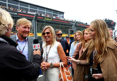 El rey Guillermo Alejandro de los Países Bajos, la reina Máxima de los Países Bajos y sus hijas, las princesas Catalina Amalia, Alexia y Ariadna, antes de la carrera.