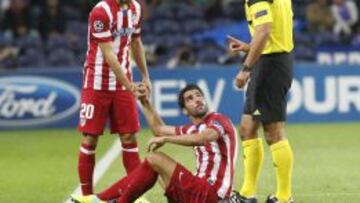Juanfran y Raúl García durante el partido.
