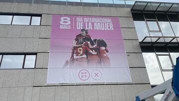 La RFEF homenajea a la mujer en su fachada