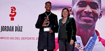 Premio Olímpico As del Deporte 2024 a Jordan Díaz, medalla de oro en triple salto en los Juegos Olímpicos de Paris. El atleta español posa con el trofeo que recibe de Marisol Casado, miembro del COI.