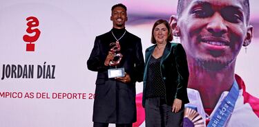Premio Olímpico As del Deporte 2024 a Jordan Díaz, medalla de oro en triple salto en los Juegos Olímpicos de Paris. El atleta español posa con el trofeo que recibe de Marisol Casado, miembro del COI.
