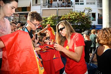Misa Rodríguez firma autógrafos a los aficcionados durante el recorrido del autobús de la Selección.