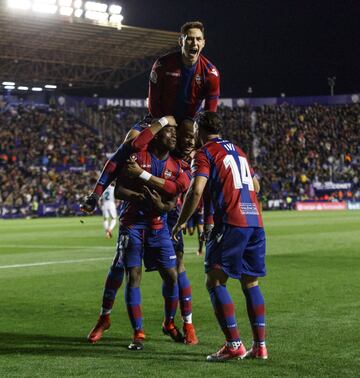 Boateng scores his side's first goal. 1-1.