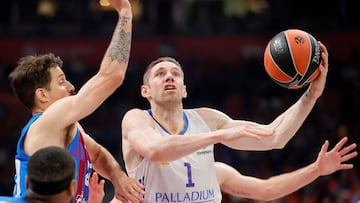 Real Madrid&#039;s Fabien Causeur (R) fights for the ball with Barcelona&#039;s Nicolas Laprovittola during the EuroLeague Final Four Semi-final match between FC Barcelona and Real Madrid at the Stark Arena in Belgrade on May 19, 2022. (Photo by Pedja Milosavljevic / AFP)