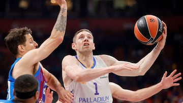 Real Madrid's Fabien Causeur (R) fights for the ball with Barcelona's Nicolas Laprovittola during the EuroLeague Final Four Semi-final match between FC Barcelona and Real Madrid at the Stark Arena in Belgrade on May 19, 2022. (Photo by Pedja Milosavljevic / AFP)