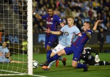 Paco Alcácer scores Barcelona's second goal. (2-1)