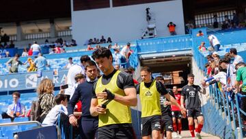 Alessio Lisci y sus jugadores saltan a calentar al césped de La Romareda.