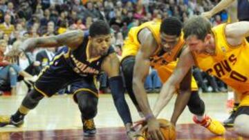 Paul George (Indiana) pelea un bal&oacute;n con Tristan Thompson y Tyler Zeller (Cleveland).