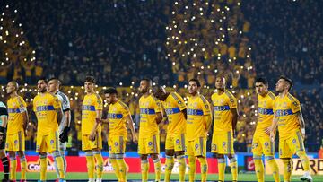 Jugadores de los Tigres previo a un partido en el Estadio Universitario.