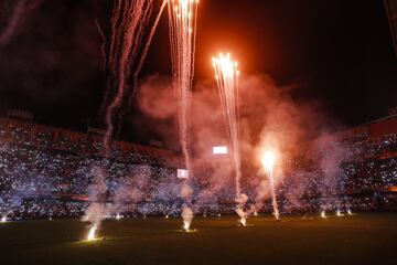 Fuegos artificiales en Mestalla para poner punto y final a la fiesta. 