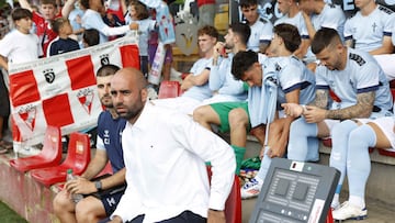 El entrenador Claudio Giráldez, sentado en el banquillo de A Lomba antes del inicio del partido amistoso disputado por el Celta y el Vizela.