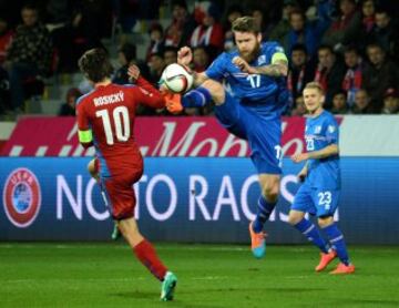 República Checa - Islandia. Tomas Rosicky y Aron Gunnarsson.