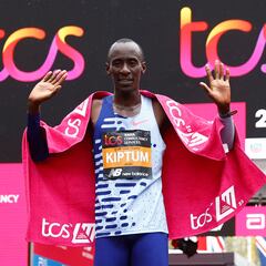 Kiptum reta a Kipchoge en ‘Windy City’, la maratón de los 400M